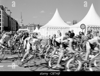 Youngclassics Radrennen rund um die Binnenalster im Rahmen der jährlichen Vattenfall Cyclassics in der deutschen Stadt Hamburg. Stockfoto