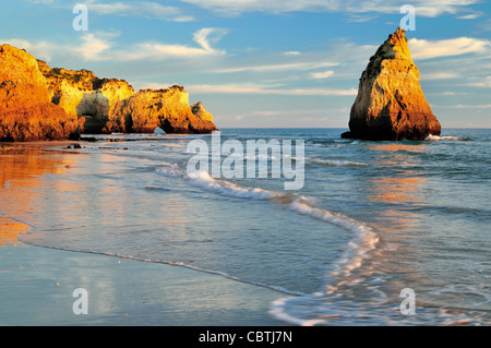 Portugal, Algarve: Felsformationen am Strand Tres Irmãos in Alvor Stockfoto