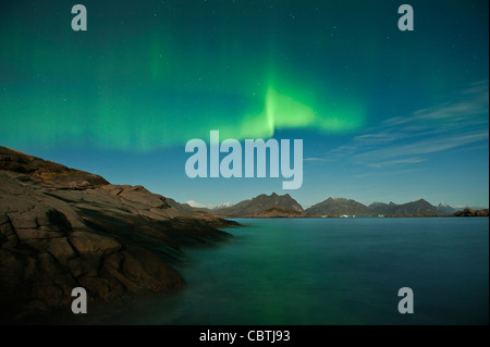 Northern Lights füllen Himmel über Berge der Lofoten Inseln, Norwegen Stockfoto