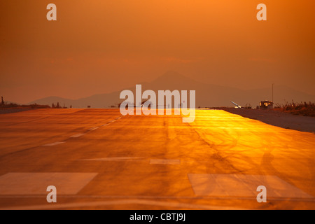 ASK13 Segelflugzeug Start bei Sonnenuntergang, Kreuzfahrer Gliding Club, Kingsfield Airstrip, Dhekelia, Zypern. Stockfoto