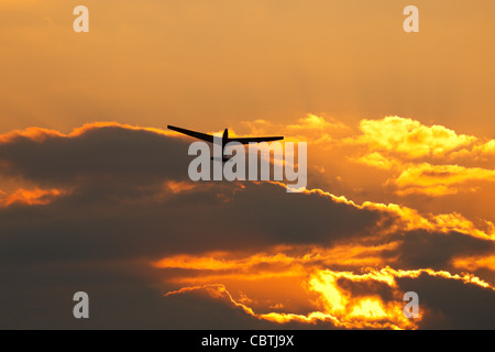 ASK13 Segelflugzeug Start bei Sonnenuntergang, Kreuzfahrer Gliding Club, Kingsfield Airstrip, Dhekelia, Zypern. Stockfoto