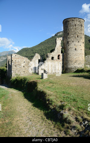 Der zerstörte mittelalterliche Turm von Château Lascaris oder Burg Lascaris, La Brigue im Roya-Tal Alpes-Maritimes Frankreich Stockfoto