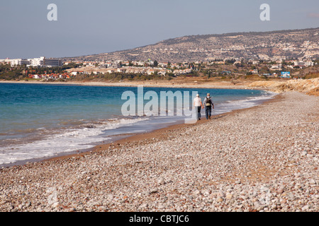 Touristischen Paare, die in der Brandung am Strand von Zypern. In der Nähe von Coral Bay, Zypern Stockfoto