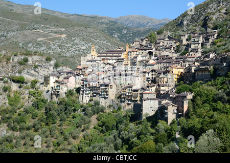 Panorama oder Panoramablick auf das hochgelegene Alpendorf von Saorge im Roya-Tal Alpes-Maritimes Frankreich Stockfoto