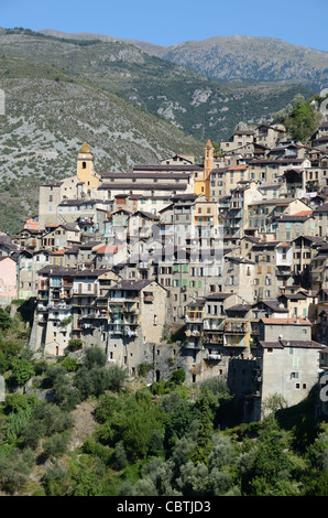 Blick über das hochgelegene Alpendorf Saorge in der Roya Valley Alpes-Maritimes Frankreich Stockfoto