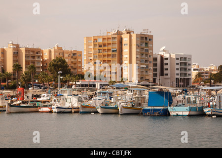 Zypriotische Angelboote/Fischerboote im Hafen von Larnaca, mit Touristenhotels hinter. Stockfoto