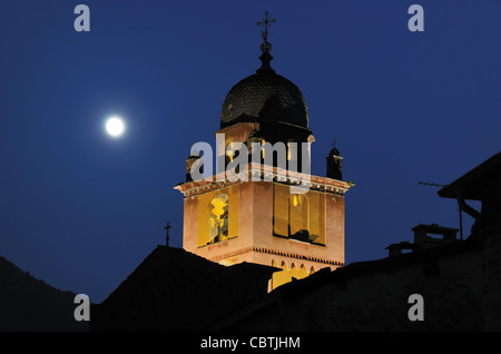 Vollmond steigt auf oder Mondaufgang über dem Belfried oder der Glocke Turm der Kathedrale von Tende bei Nacht Roya Valley Alpes-Maritimes Frankreich Stockfoto