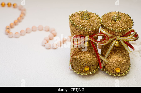 Santas Stiefel mit Weihnachtsschmuck Stockfoto