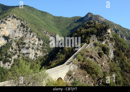 Menour-Kapelle, Notre-Dame de la Ménour (c17. & lange Rampe, Treppe, Treppe oder Stufen, die "große Mauer von Menour", Moulinet, Alpes-Maritimes, Frankreich Stockfoto