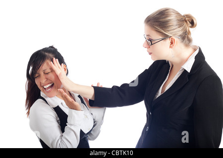 Zwei junge Frauen in Konflikt stehen, isoliert auf weißem Hintergrund. Stockfoto