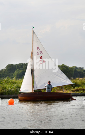 Norfolk-Jolle Segeln auf Fluß Waveney Beccles suffolk Stockfoto