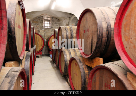 Eichenfässern in den Kellern von Cremisan Weingut in Beit Jala bei Bethlehem, Palästina Stockfoto