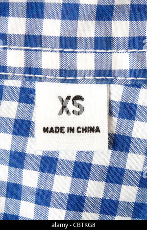 Ein extra kleines Label auf dem Hemd Stockfoto