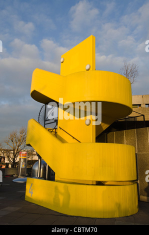 Die South Bank Centre gelb lackiert Betontreppe neben der Queen Elizabeth Hall London Uk Stockfoto