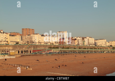 Späten Nachmittag Gesamtansicht in Richtung Brighton Beach und Madeira Drive in Brighton Seafront, East Sussex, UK. Stockfoto