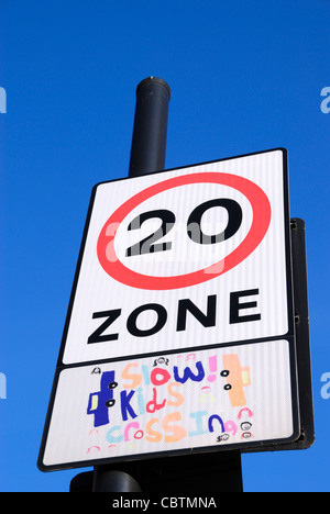 20 Meilen pro Stunde Höchstgeschwindigkeit Zone Straße melden Stockfoto