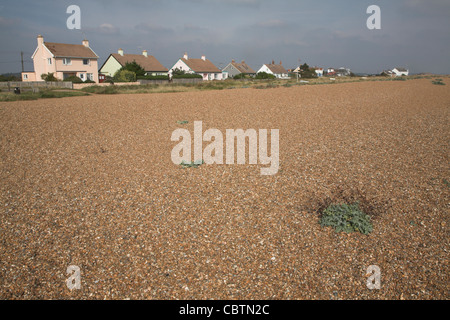 Strand und Ferienhäuser in der ruhigen Küstenstadt Siedlung Shingle Street, Suffolk, England Stockfoto