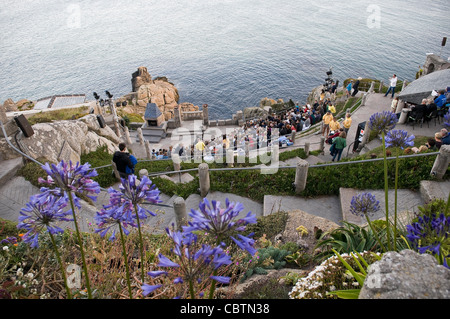 Menschen kommen und warten auf eine Abendvorstellung im Minack Open Air Theatre in der Nähe von Porthcurno, Cornwall, UK Stockfoto