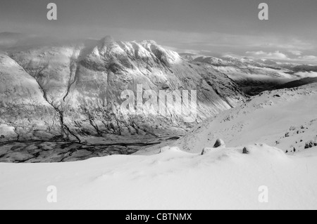 Brechen von Sonnenlicht auf die Langdale Pikes im Winter im englischen Lake District Stockfoto