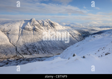 Blick vom Nordwestgrat in Richtung Mickleden und Langdale Pikes im Winter im englischen Lake District Stockfoto