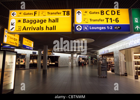 Flughafen-Beschilderung & CONCOURSE SCHIPHOL Flughafen AMSTERDAM HOLLAND 24. November 2011 Stockfoto