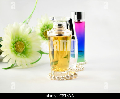Parfum-Sortiment mit Perlen und Blumen Stockfoto