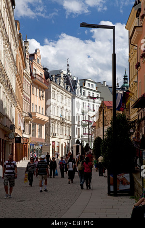 Touristen zu Fuß entlang der Haupteinkaufsstraße in Karlovi Vari Karlsbad, Westböhmen, Tschechien Stockfoto