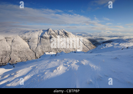 Blick vom Nordwestgrat zum Langdale Pikes unter einer Decke von Schnee im Winter im englischen Lake District Stockfoto