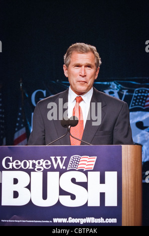 Texas-Gouverneur George W. Bush während einer Kampagne Benefizveranstaltung 22. Juni 1999 in Washington, DC. Bush ist der Vorreiter für die republikanische Nominierung zum Präsidentschaftskandidaten im Jahr 2000. Stockfoto