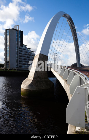 Glasgow-Bogen-Brücke, lokal bekannt als der Squinty Brücke, weil er in einem Winkel konstruiert wird Anschluss Facharbeiter und Govan, Glasgow, Schottland.