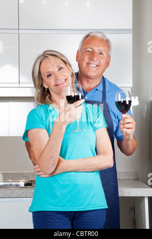 Porträt von senior Brautpaar mit Weingläsern Stockfoto