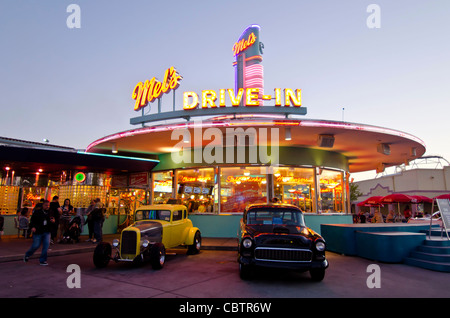 Mel es Drive-In Restaurant mit Oldtimern in der Dämmerung Universal Studios Orlando, Florida, Stockfoto