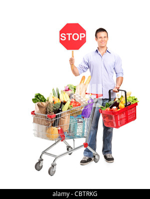 In voller Länge Portrait eines Mannes mit einem Warenkorb und ein Stop-Schild Stockfoto