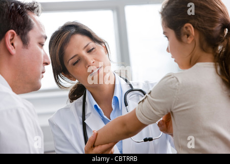 Arzt untersuchen Patienten während Vater Uhren Stockfoto