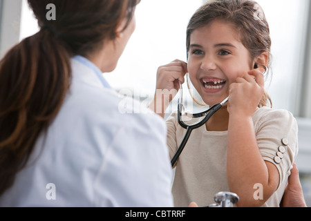 Arzt ließ Mädchen Verwendung Stethoskop Stockfoto