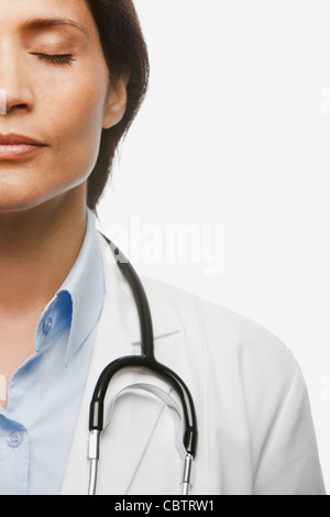 Hispanische Arzt mit geschlossenen Augen Stockfoto