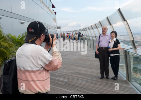 Ein Tourist die Fotos über das Hotel Marina Bay Sands in Singapur. Stockfoto