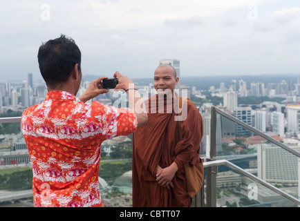 Ein Tourist die Fotos über das Hotel Marina Bay Sands in Singapur. Stockfoto