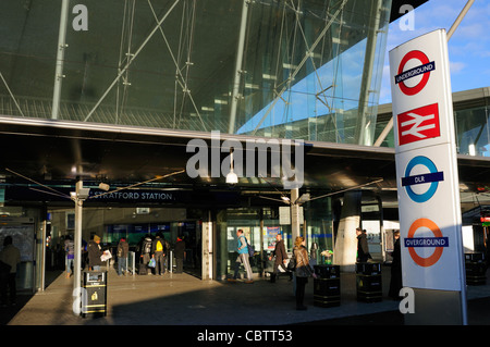 Eingang zum Bahnhof Stratford mit U-Bahn, Eisenbahn, DLR und Overground Zeichen, London, England, UK Stockfoto