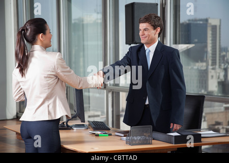 Zwei professionelle Geschäftsleute Händeschütteln Stockfoto