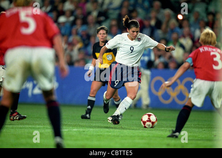 Mia Hamm (USA) im Wettbewerb mit der Goldmedaille Spiel gegen Norwegen bei den Olympischen Sommerspielen 2000 Stockfoto