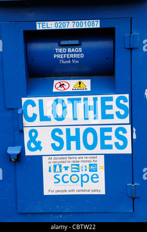 Kleidung und Schuhe Recycling Bank zugunsten Umfang Cerebral Palsy Charity, Grove Road, Tower Hamlets, London, England, UK Stockfoto