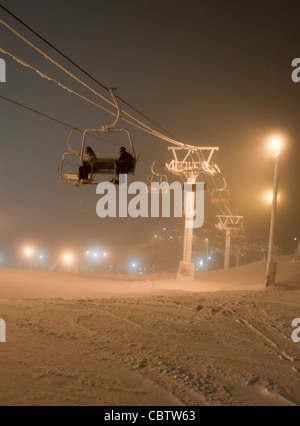 Der Sessellift in Ruka Kuusamo, Finnland während der Polarnacht-Saison. Stockfoto