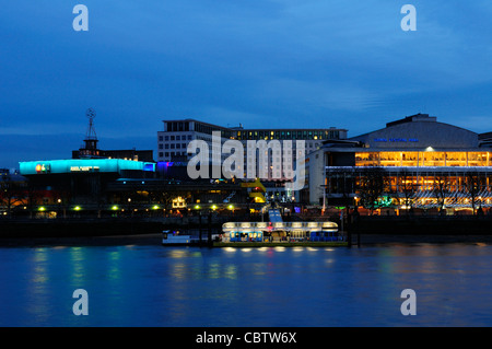 Queen Elizabeth Hall, Purcell Room, Royal Festival Hall und Festival Pier an der Dämmerung, London, England, UK Stockfoto