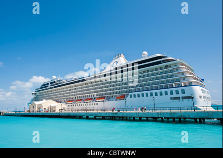 Bermuda. Kreuzfahrtschiff am Dock in das Terminal am Royal Naval Dockyard, Bermuda. Stockfoto