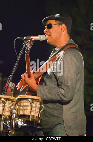 RICHARD BONA und RAUL MIDÓN durchführen DUWALA MALAMBO Projekt auf der Garten-Bühne - 54. MONTEREY JAZZ FESTIVAL 2011 Stockfoto