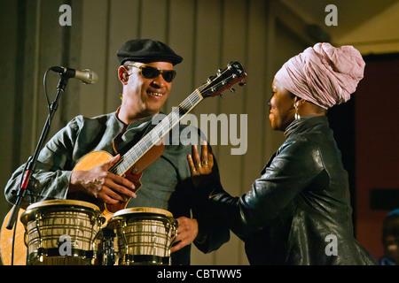 INDIA ARIE singt mit RAUL MIDÓN auf der Garten-Bühne - 54. MONTEREY JAZZ FESTIVAL 2011 Stockfoto