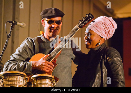 INDIA ARIE singt mit RAUL MIDÓN auf der Garten-Bühne - 54. MONTEREY JAZZ FESTIVAL 2011 Stockfoto