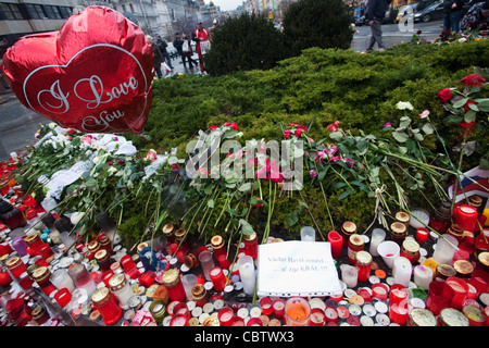 Menschen in Prag Zahlen Respekt für Vaclav Havel nach seinem Tod am 18. Dezember 2011 durch Anzünden von Kerzen Stockfoto