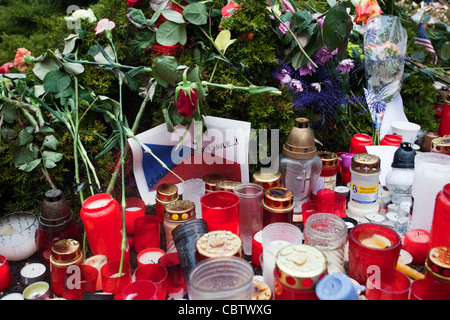 Menschen in Prag Zahlen Respekt für Vaclav Havel nach seinem Tod am 18. Dezember 2011 durch Anzünden von Kerzen Stockfoto